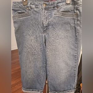 2 of 2 Gloria Vanderbilt Mid-rise Bermuda Short